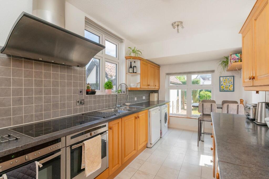 1H0V8HE - Kitchen B.jpg