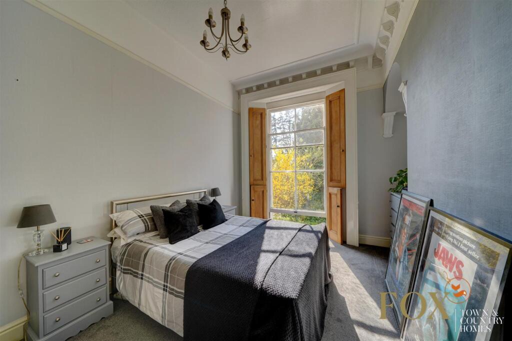 11 Lansdowne Crescen