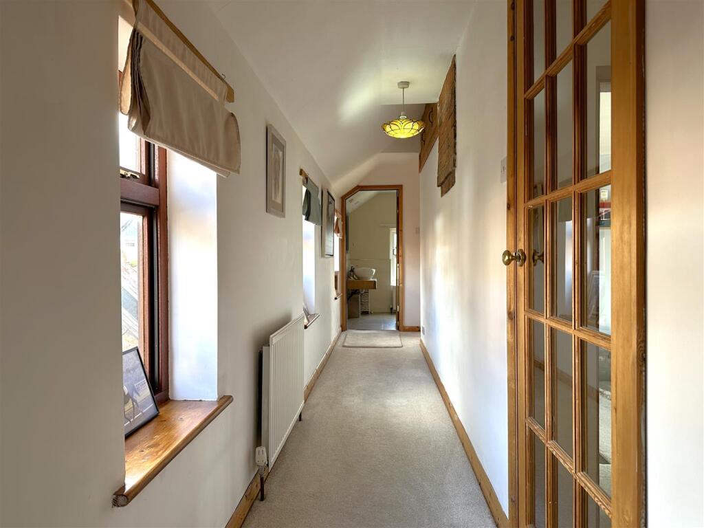 Bright &amp; Airy First Floor Landing 927