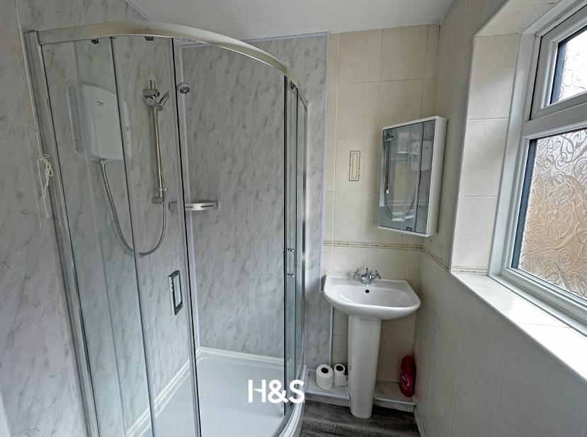 3 mapledean road bathroom.jpg
