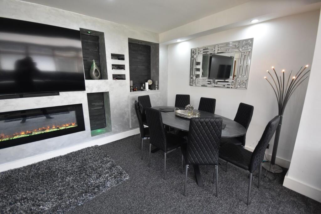 FAMILY ROOM/CONSERVATORY