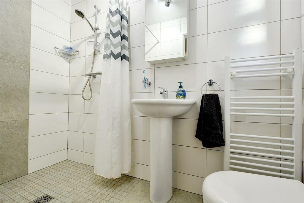 Bedroom 4 Ensuite_2.jpeg
