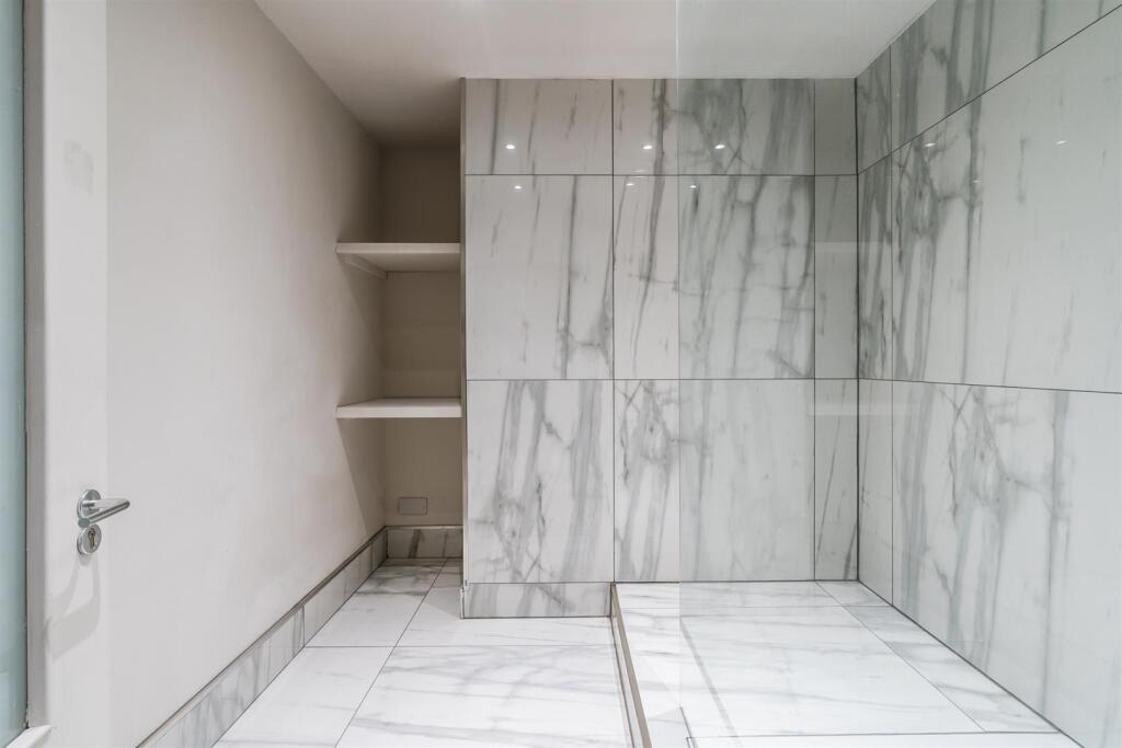 Shower Room (FF Apt)