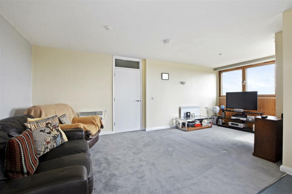 08-01f2GCWT - 91 Donnington Court -Reception -Orig