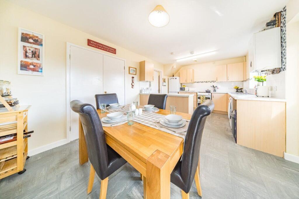 10 Tinling Close dining kitchen 2.jpg