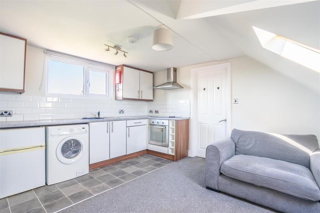Flat 4, 87 Cromer Street kitchen.jpg