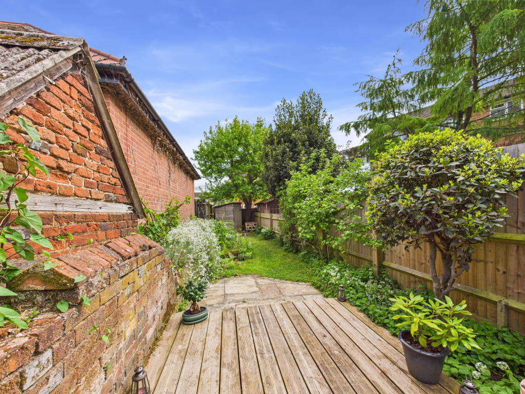 CAM01354G0-PR0504-STILL008