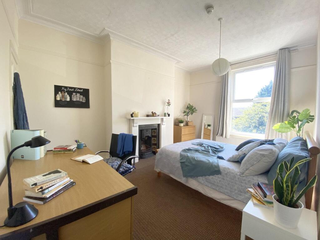 Bright, well-kept double bedroom with a comfort...