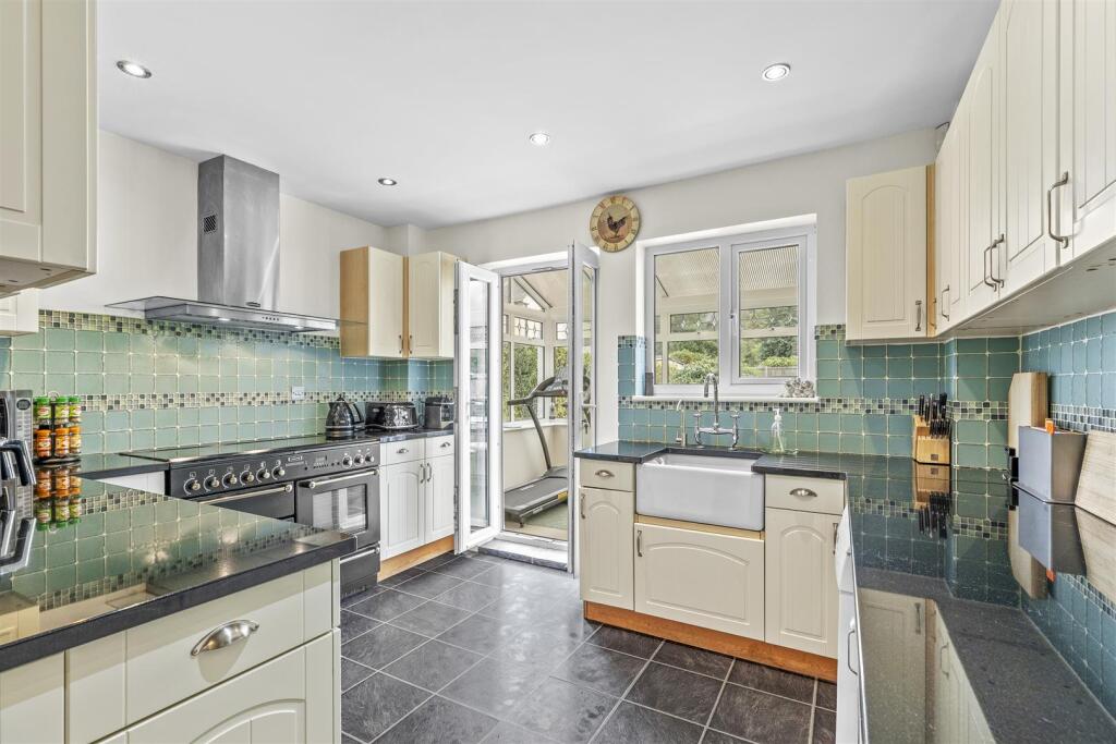 3 Manor Gardens, HP13 5HD-10.jpg