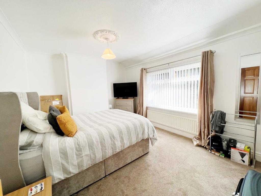 Bedroom 1 pic 1.jpg