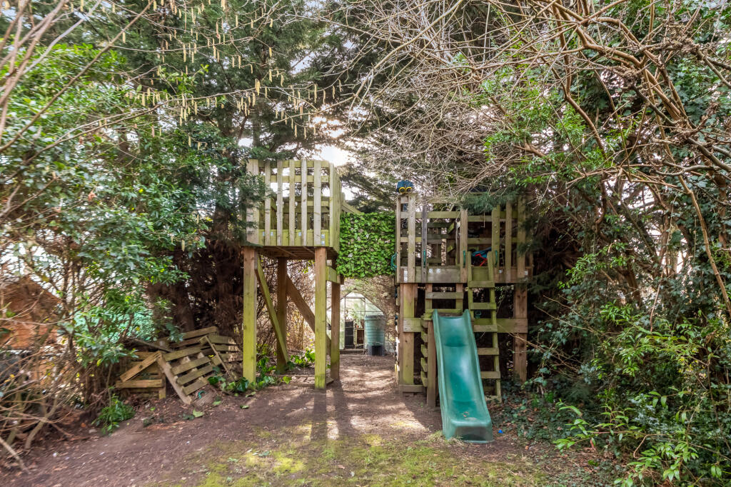 South Facing Garden with Treehouse