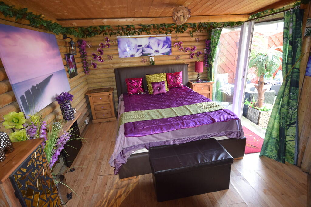 GARDEN ROOM 