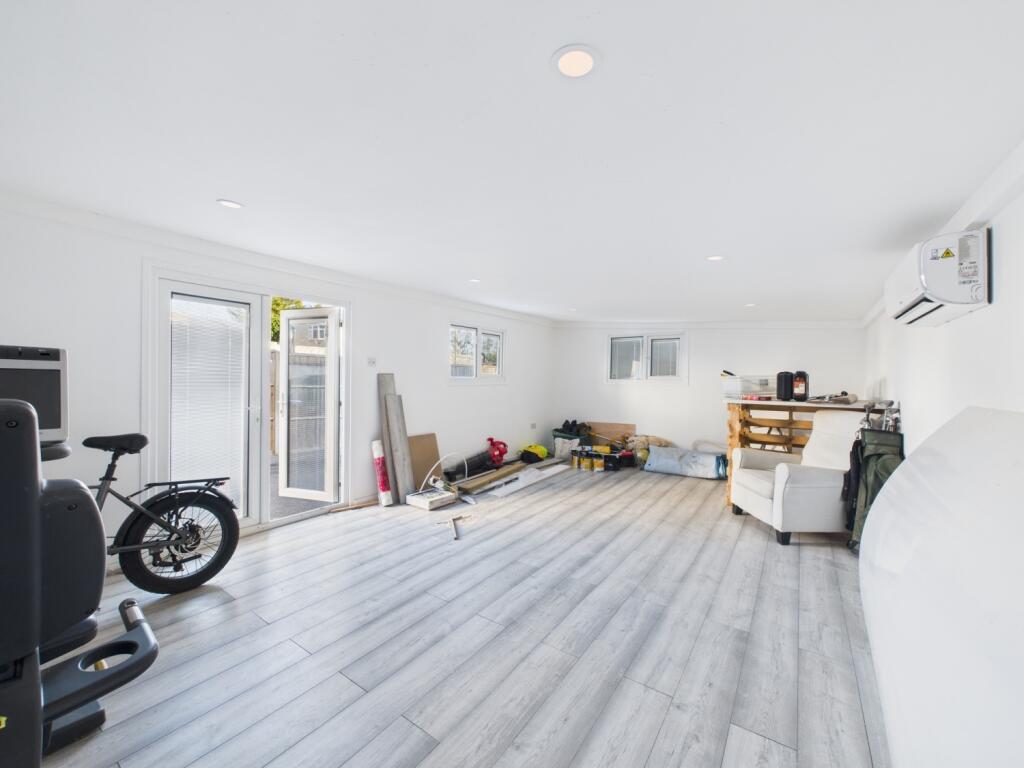 CAM03062G0-PR0215-STILL020