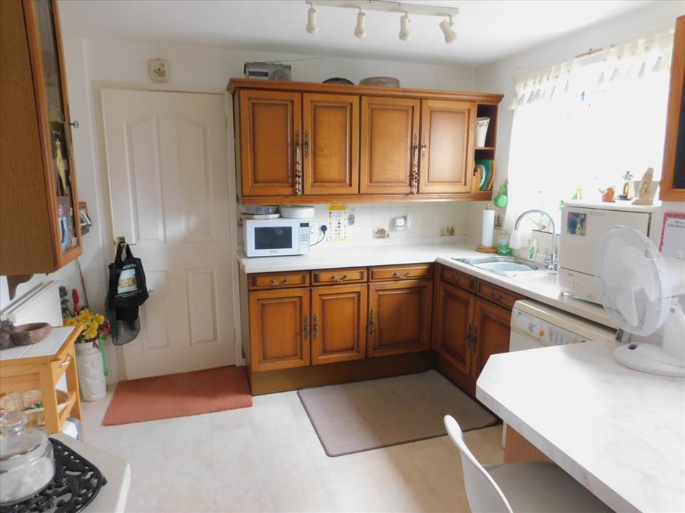 BREAKASTING KITCHEN