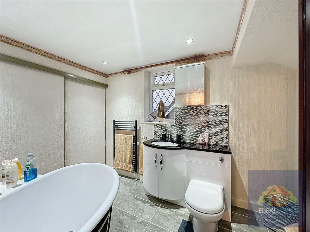 Ensuite Dressing Room / Bedroom