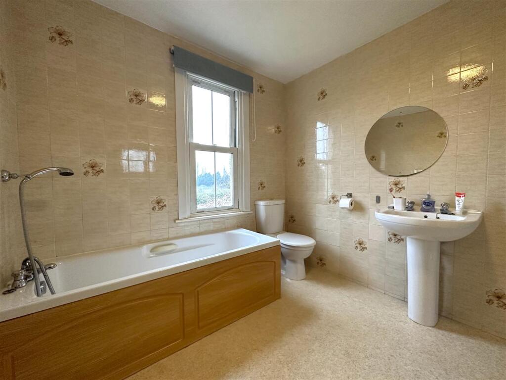 Sizeable Bathroom 971