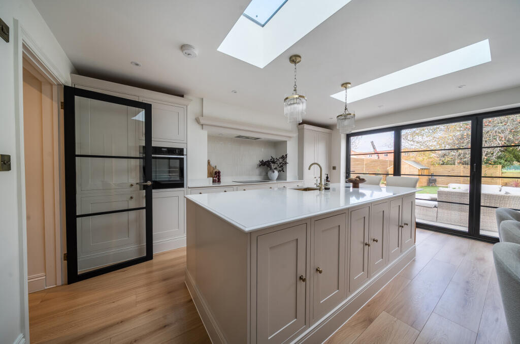 1381093-19-6915b8...