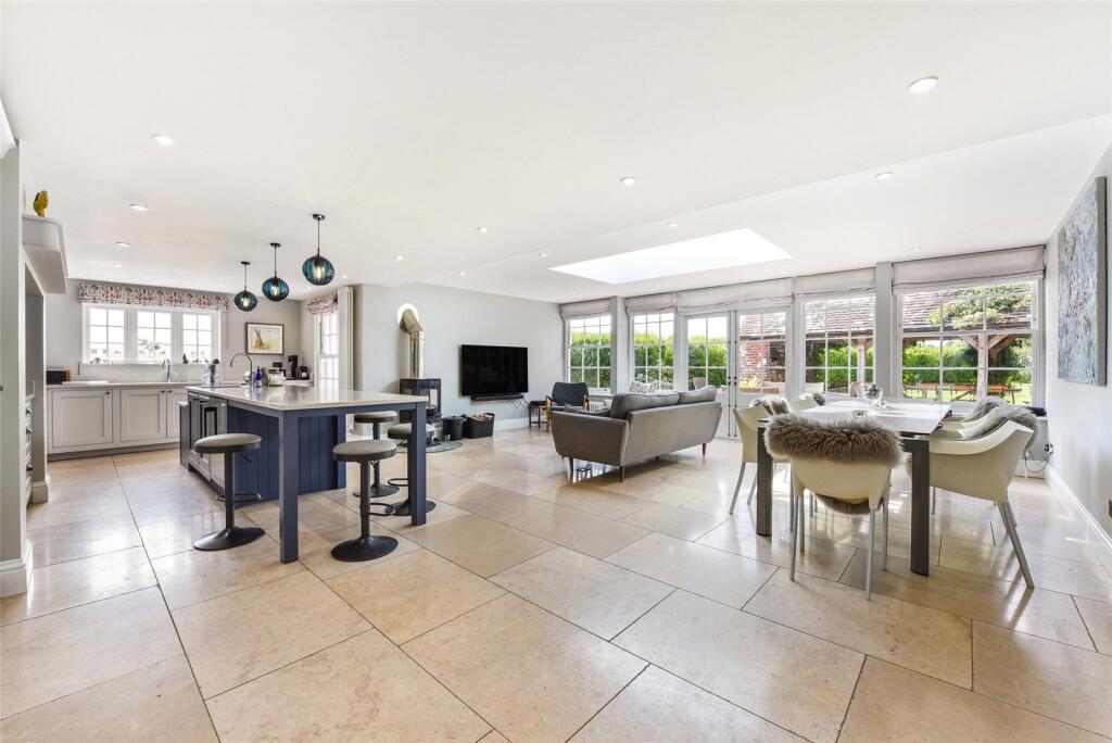 Living Room/Kitchen