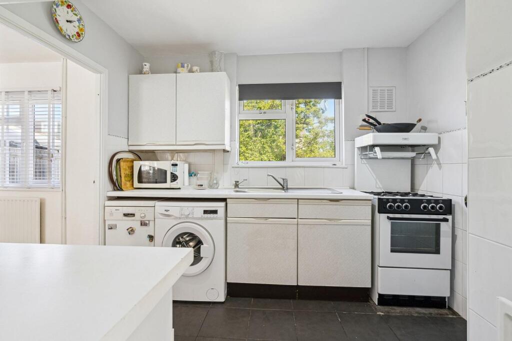 10 Watson Close, Colliers Wood, SW19 kitchen 2.jpg