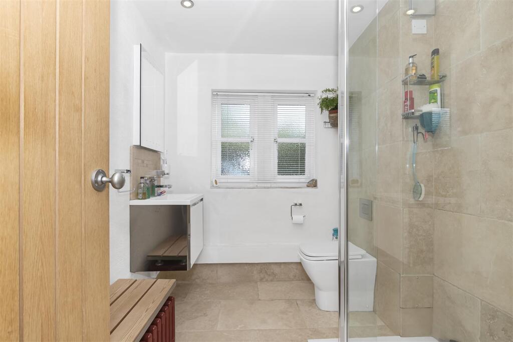 Bathroom 1.jpg