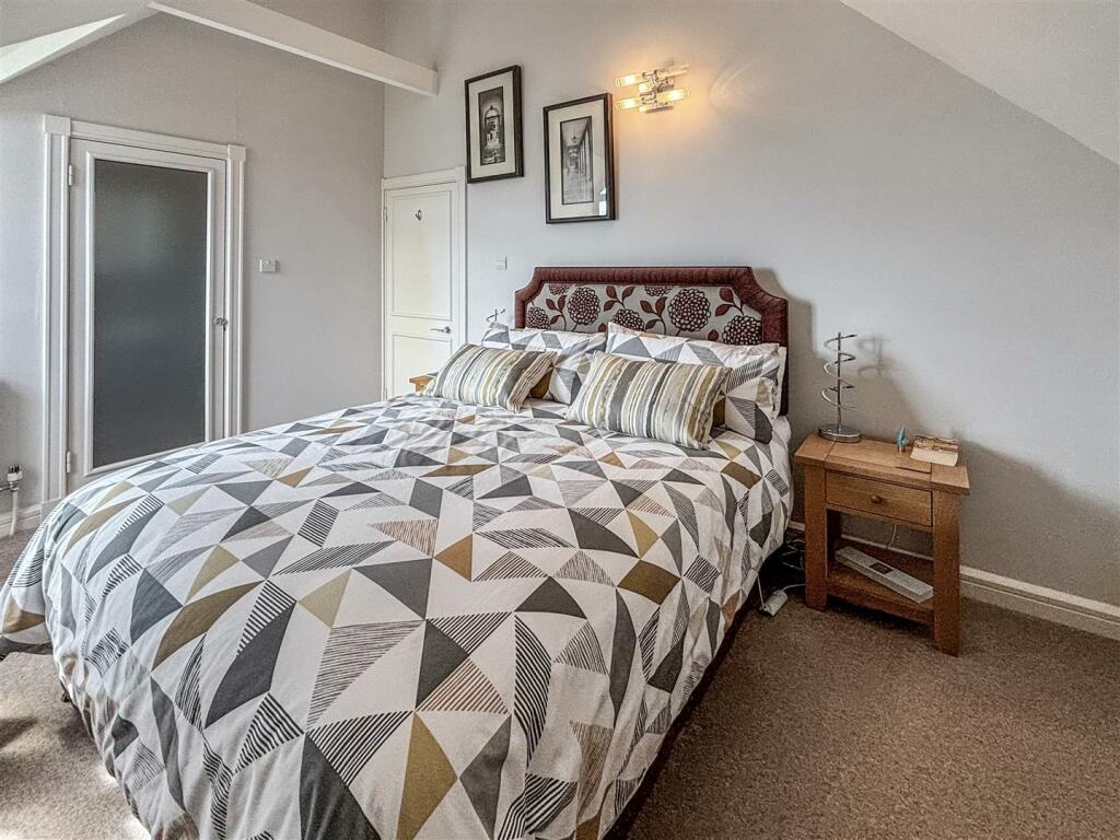 Bedroom 1_.jpg