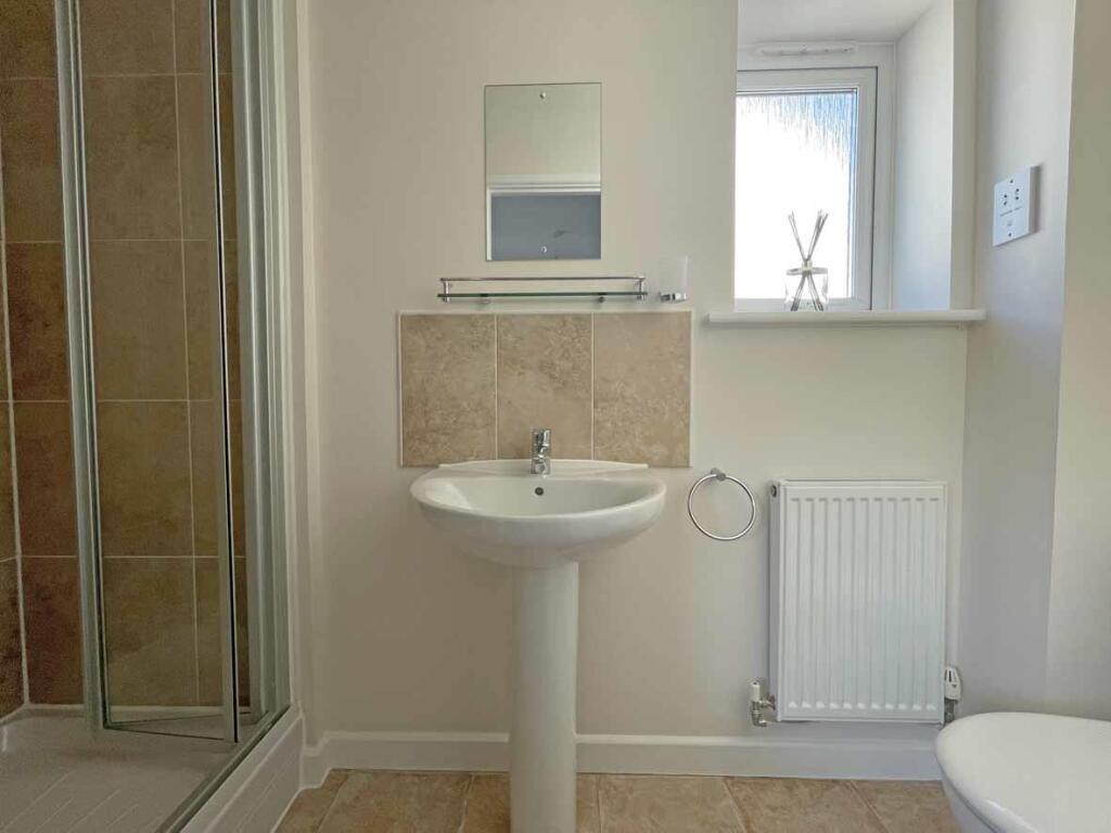 Cobham Close 49 - Bed 2 En-Suite.jpg