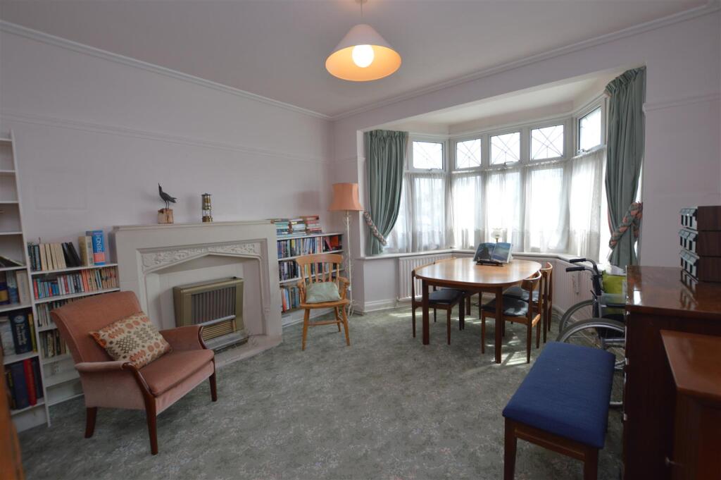 90 Ryecroft Avenue din.JPG