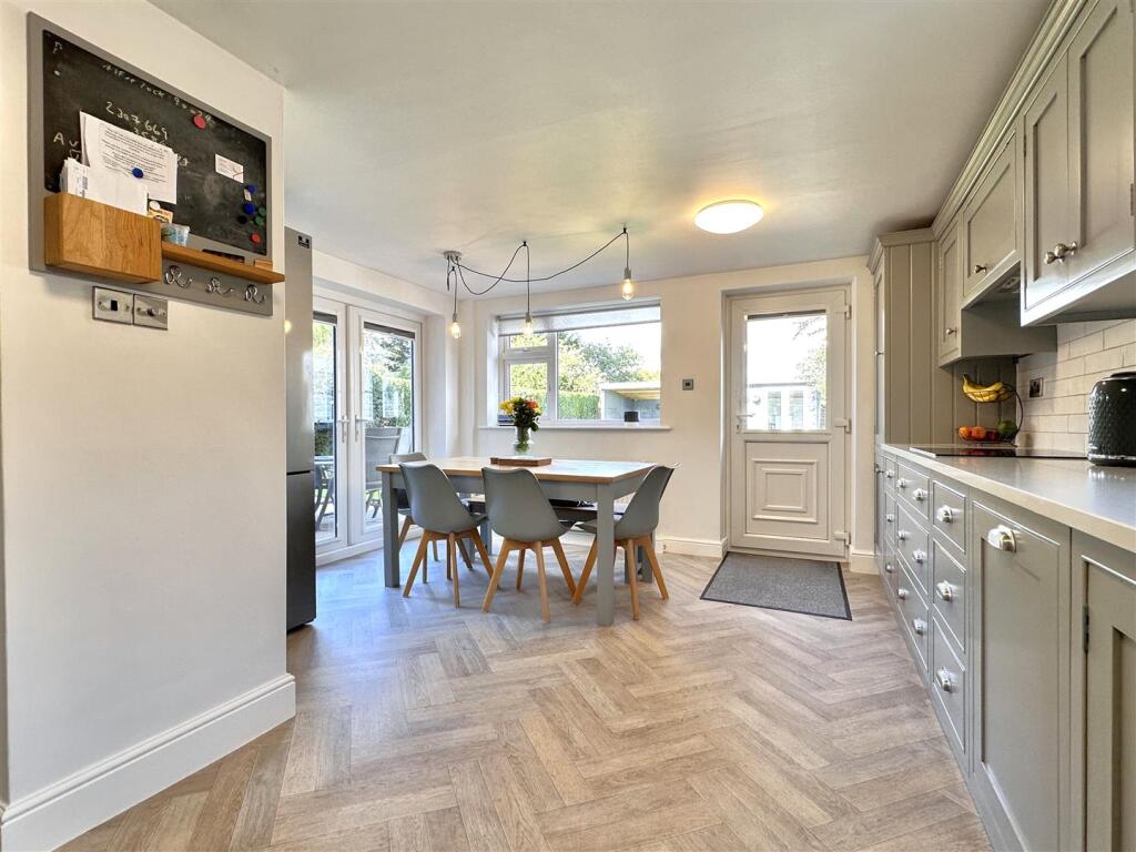 Generous Dining Kitchen 499