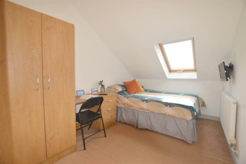 60 Balmoral Terrace Green Bedroom.JPG