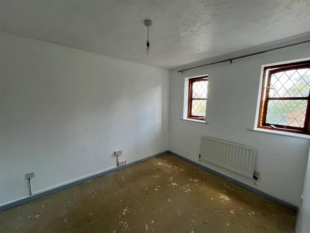 Main bedroom 2.jpg