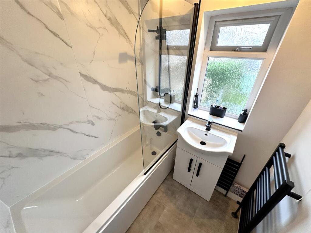 Stylish First Floor Bathroom 975