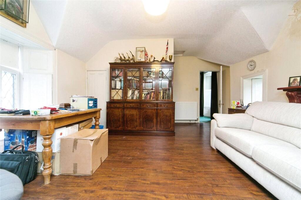 Fron Ganol Reception