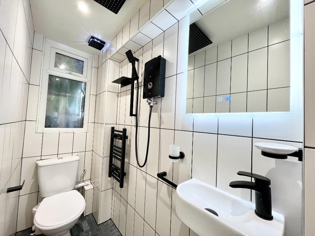 BATHROOM 2