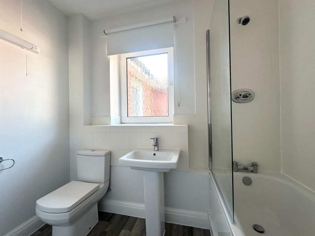 8. BATHROOM.jpeg