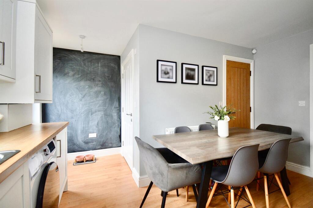 Eat-in kitchen