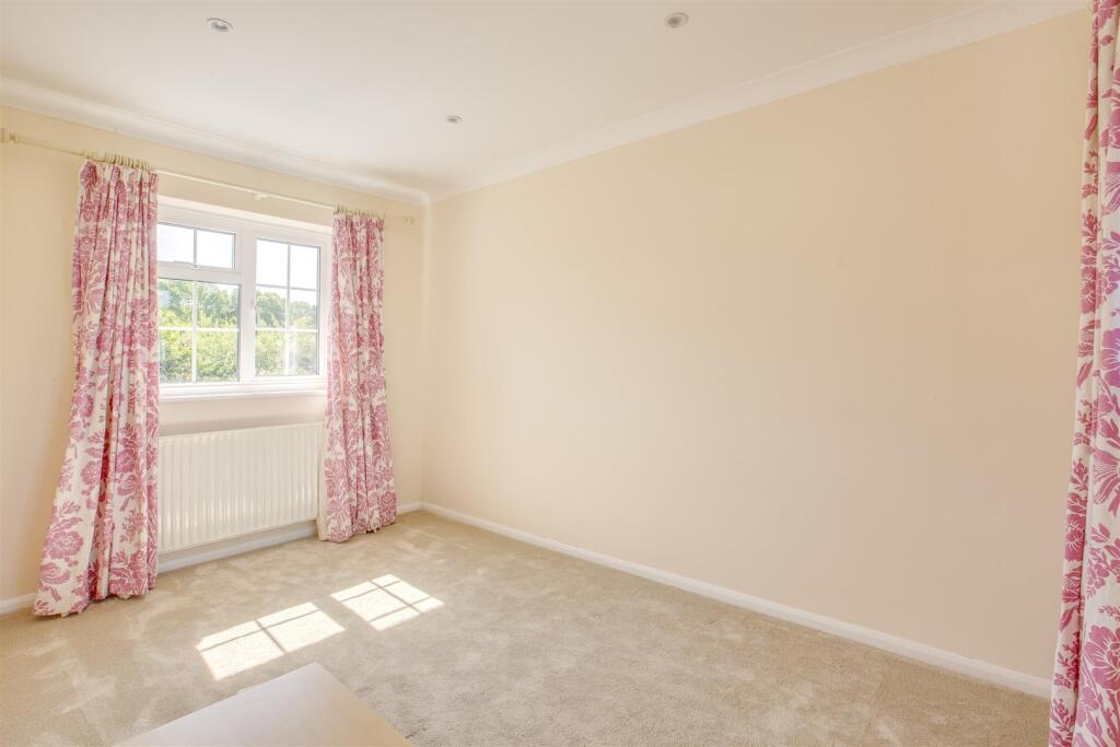 7 Linnet Close, HP12 4QJ-6.jpg