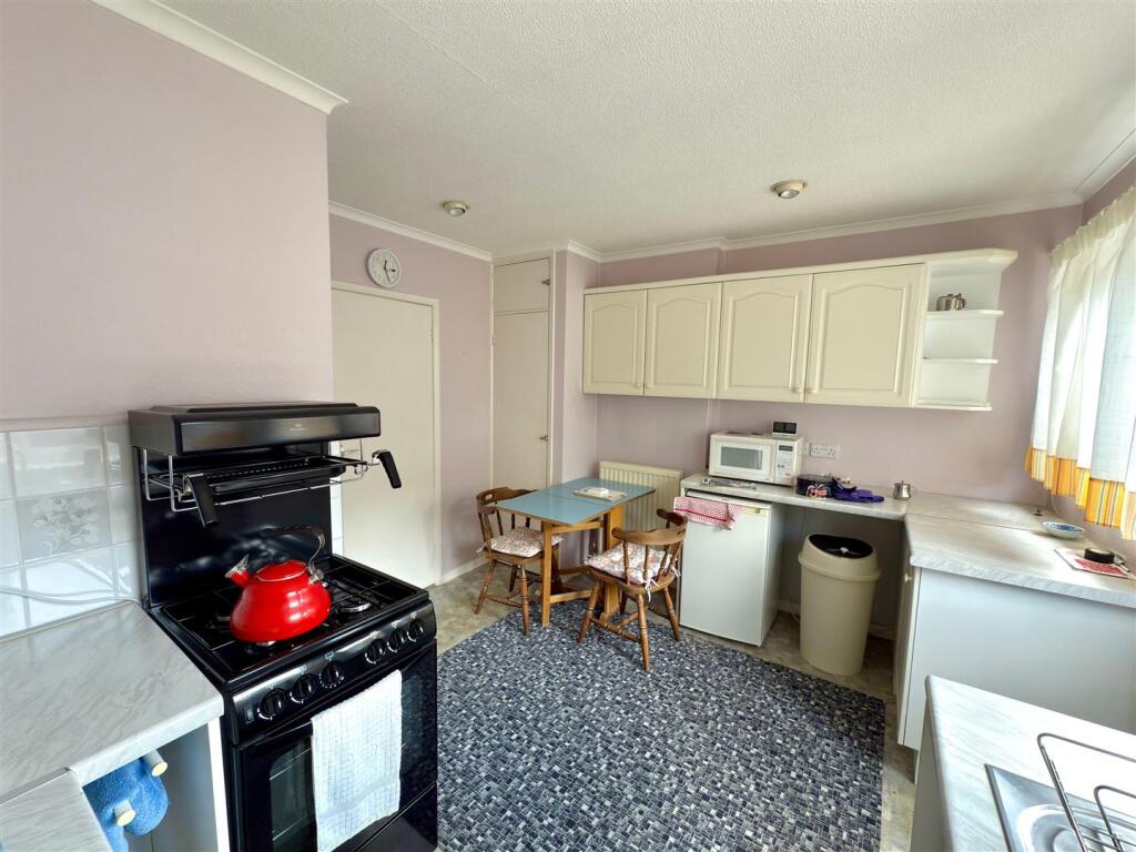 KITCHEN BREAKFAST ROOM.jpg