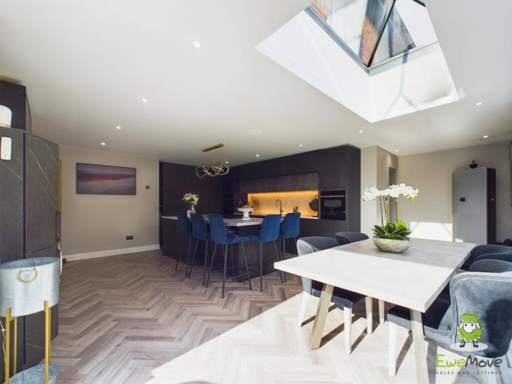 CAM03778G0-PR0171-STILL034