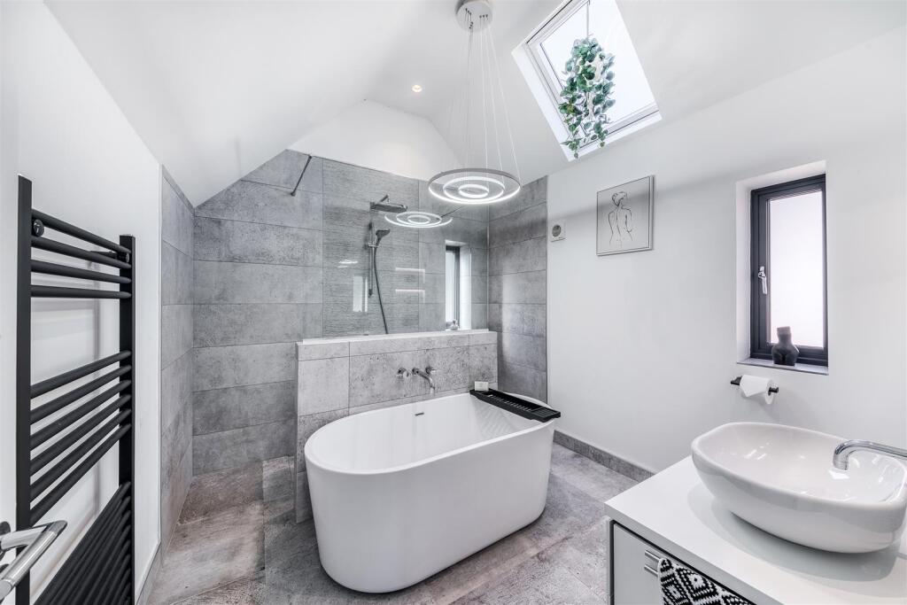 Luxury Main Bathroom