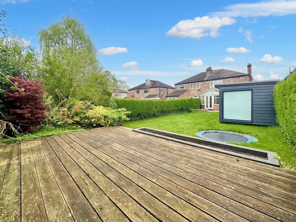 Garden Aspect 3 / Decked Area