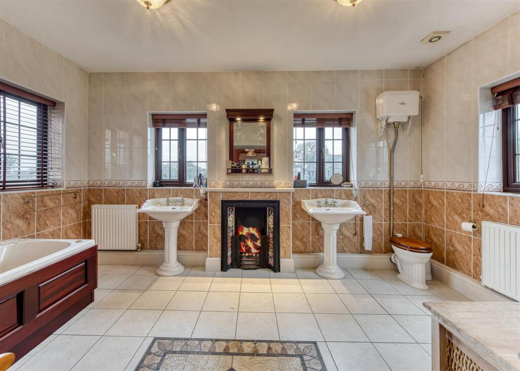 Hammerton House-bed1 ensuite1.jpg