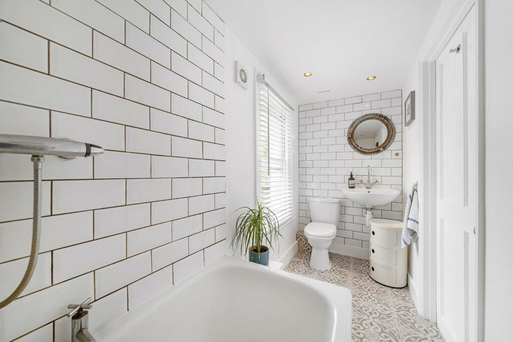 Bathroom (2).jpg