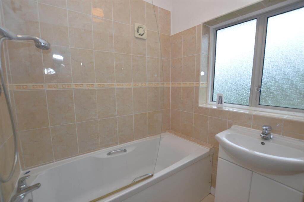 24 Ashley Drive bathroom.JPG