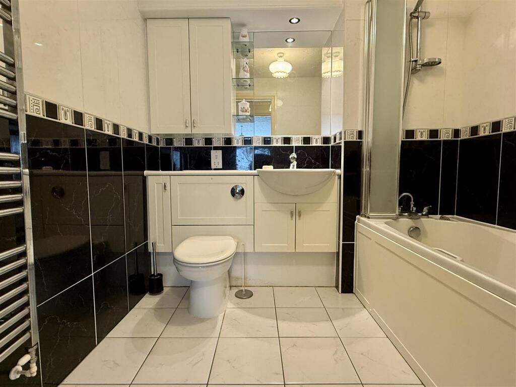 BATHROOM/WC