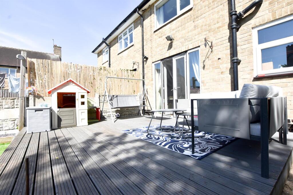 ENCLOSED REAR GARDEN