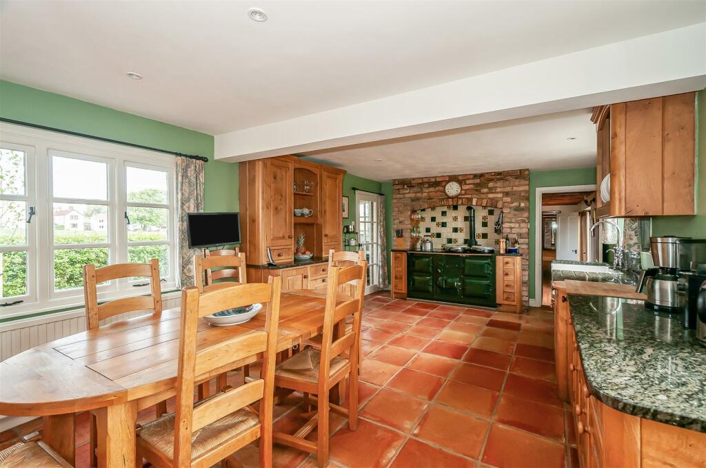 KITCHEN/ DINING ROOM