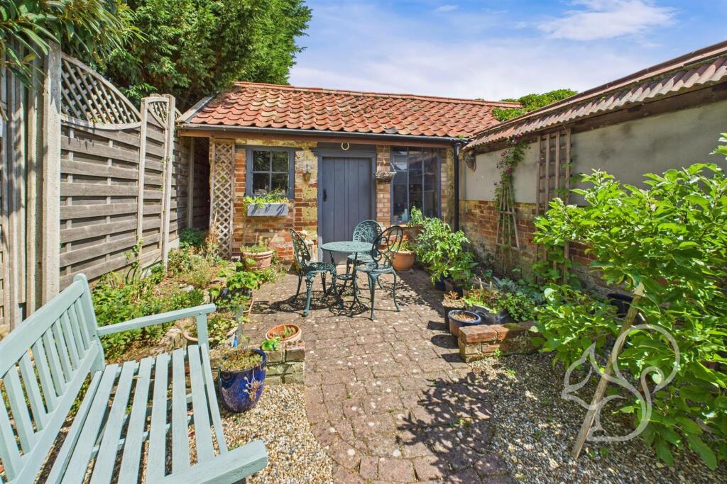 Garden &amp; Outbuilding