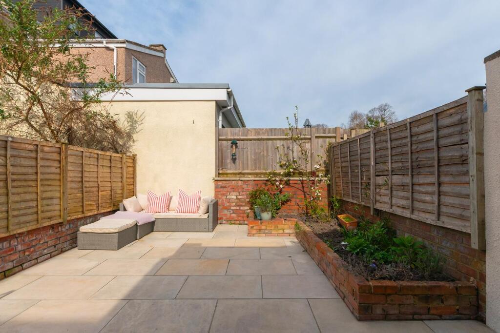 7H7AVP - External B.jpg