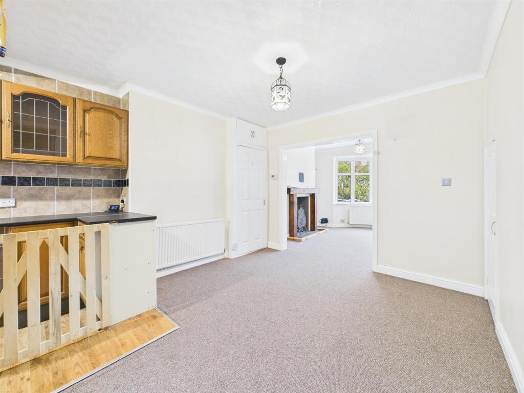Dining room: