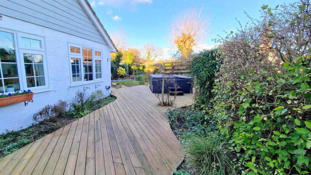 DECKING TO GARDEN.jpg